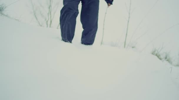 Mannen steeps in sneeuw winterlandschap, langzame motiion, close-up — Stockvideo