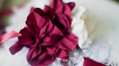 Gelin aksesuarları kırmızı çiçek closeup kamera taşımak