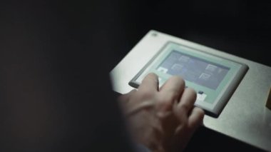 Züccaciye Mağazaları ve dokunmatik panelinin içeriklerini kontrol laboratuar işçisi