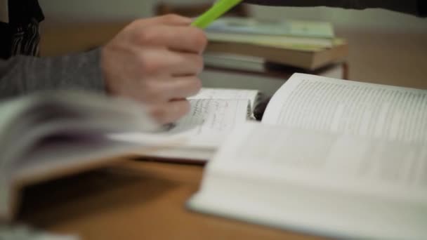 Студент переворачивает страницы книги — стоковое видео