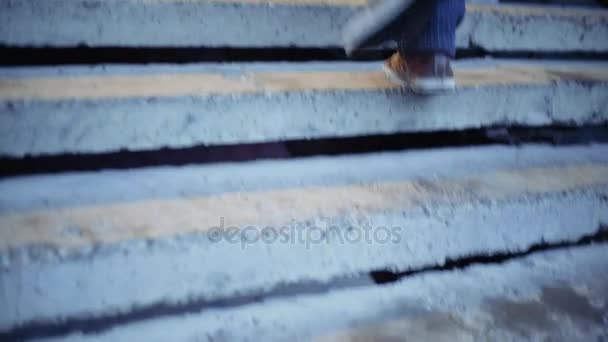 Mann geht in blauen Jeans die Treppe hinauf und betritt Gebäude — Stockvideo