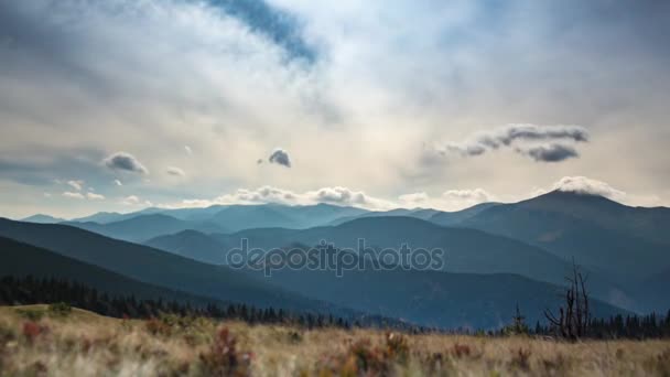 El tiempo pasa. Nubes ondulantes sobre montañas en Karpatian — Vídeos de Stock