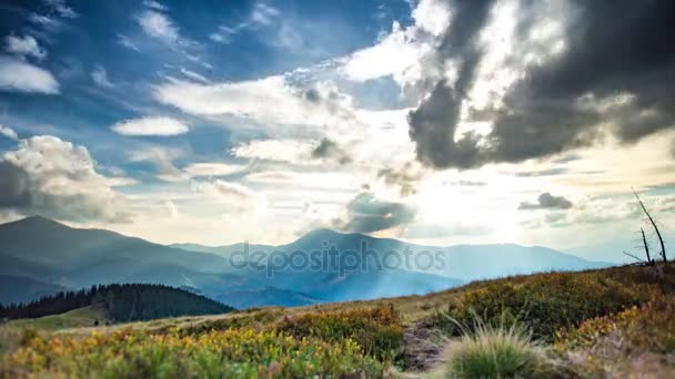 Zeitrahmen. rollende Wolken und Sonnenregenbogen über den Bergen in den Karpaten — Stockvideo