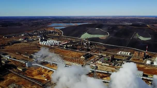 Arial uitzicht op een industrieel plan vliegen ower smog. Brede shot — Stockvideo