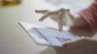 tablet bilgisayar dokunmatik dokunmak closeup kadınlar parmak