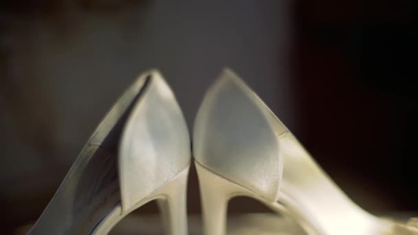 Sapatos de noiva de noivado e alianças de casamento em fumaça. Mover câmera perto — Vídeo de Stock