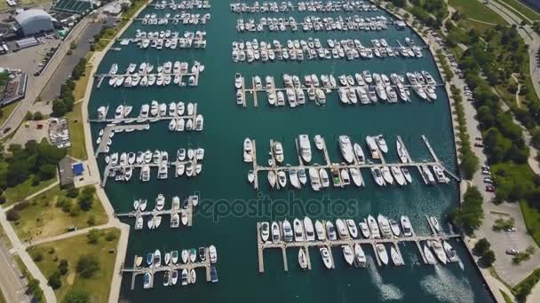 Vue Aérienne D'un Lot De Bateaux Garés Dans La Baie à Une Lumineuse Journée Ensoleillée — Video