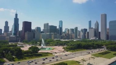 Chicago, güneşli gün ve trafik araba dron hava video