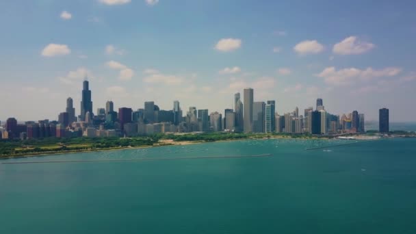 Видео с воздуха в Чикаго, во время сантимного дня. панорамный вид — стоковое видео
