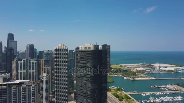 Vista aérea de Chicago, durante el día soleado . — Vídeos de Stock
