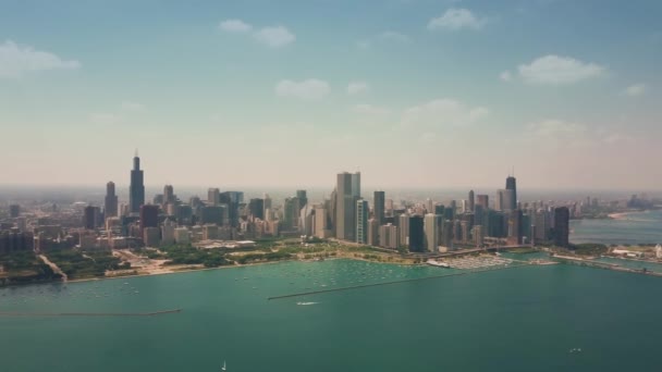 Vista aérea de Chicago, durante el día soleado. Panorámica — Vídeos de Stock
