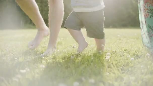 Los primeros pasos del niño en la hierba, primer plano — Vídeo de stock