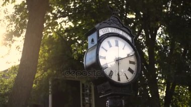 Eski sokak vintage saat güneş ışınları