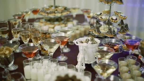 Pasteles de boda en la mesa dulce whit bebida, cámara de movimiento — Vídeos de Stock