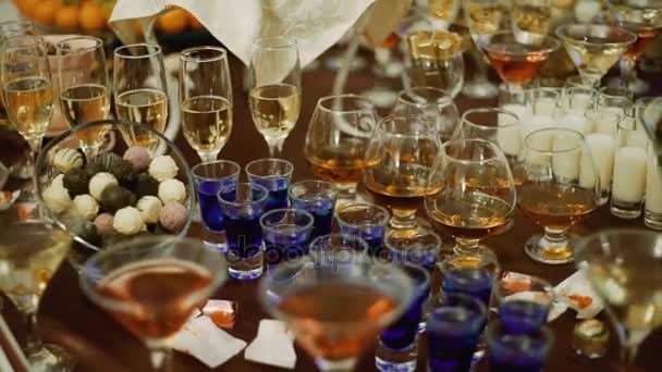 Wedding pastries on sweet table whit drink, closeup move camera — Stock Video