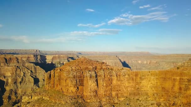 Luchtfoto van de bovenkant van een plateau in suny dag verplaatsen drone — Stockvideo