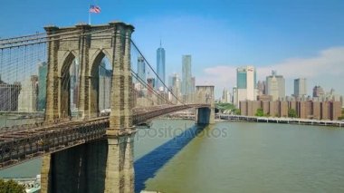 Hava dron görünümü Hudson Nehri ve Brooklyn Köprüsü