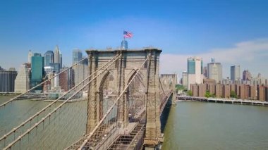 New York Brooklyn Köprüsü'nün hava dron görünümü