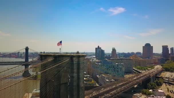 Aerial drone view of New York Brooklyn Bridge and the Hudson River, close up view a flag — Stock Video