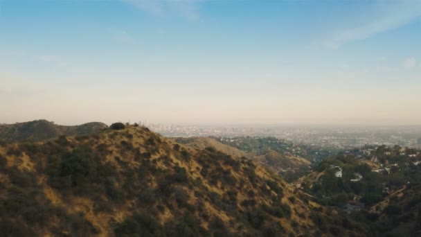 Letecké záběry downtown Los Angeles při západu slunce - východ slunce s jasnou oblohou — Stock video