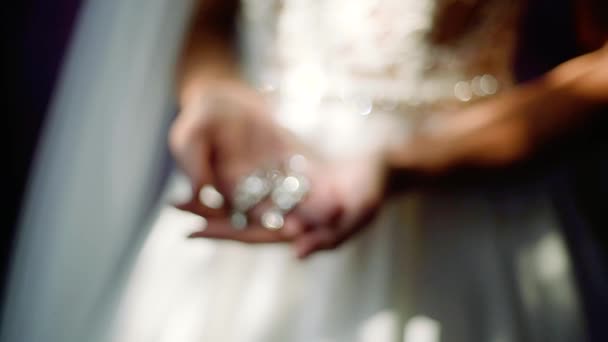 La mariée porte des bijoux de mariage — Video