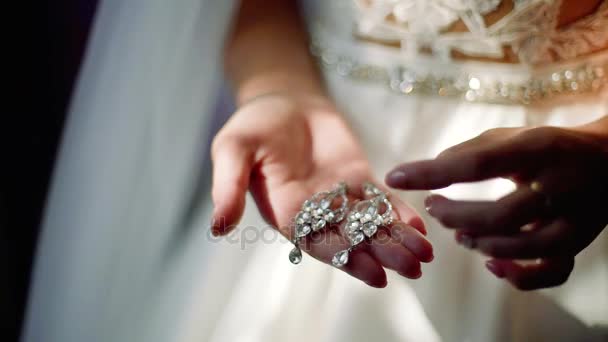 Panna młoda ubrana biżuteria ślubna — Wideo stockowe