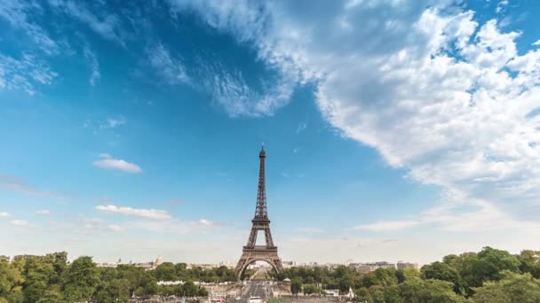 Paris, Frankrike - oktober 2, 2015: Eiffeltornet tid förflutit med molnet. — Stockvideo