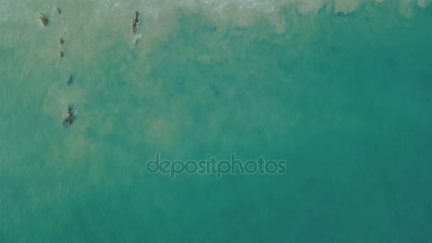 Ondas vista aérea quebrar na praia ao pôr do sol, terra encontra o mar — Vídeo de Stock