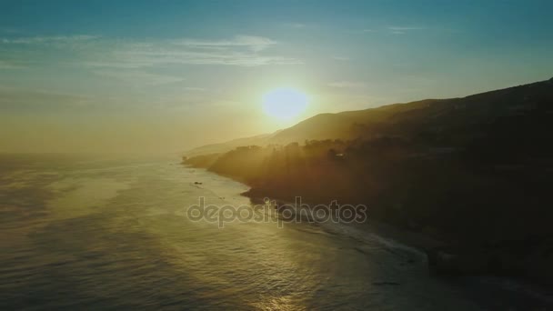 Coucher de soleil aérien sur l'océan depuis le drone — Video