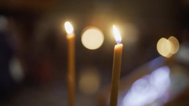 Manzaraya tapınakta yanan kilise mum