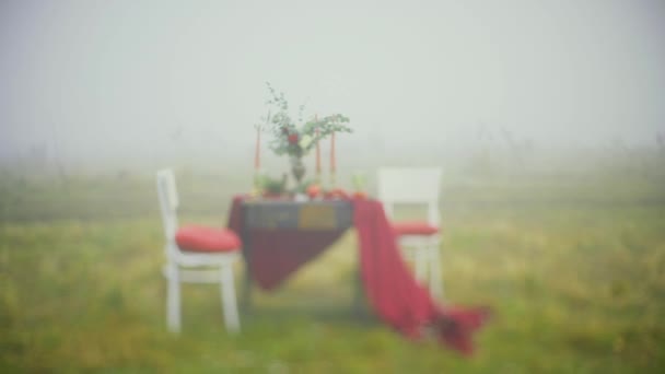 Bruiloft decoratie op natuur in de bos whit mist — Stockvideo
