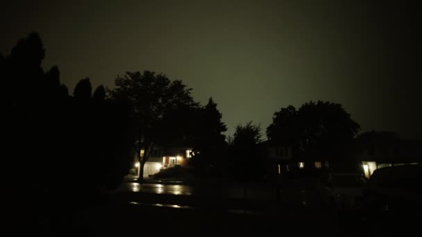 Déšť v noci s bleskem na předměstí — Stock video