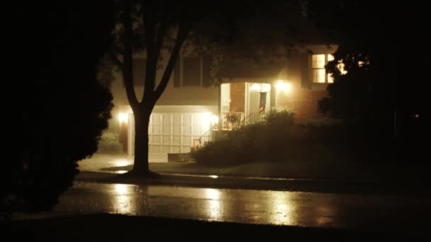 Chuva dura na noite com um raio nos subúrbios — Vídeo de Stock