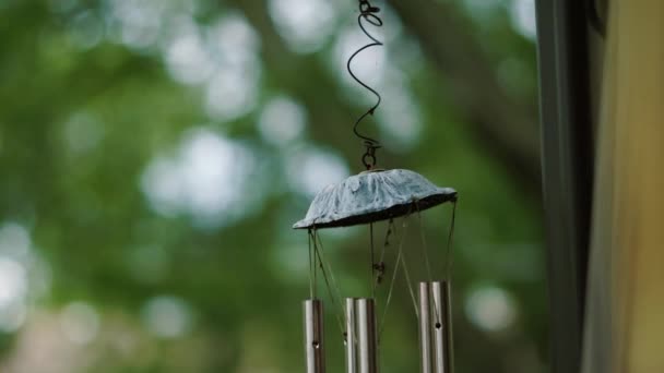 Metal Wind Chime nel cortile sul retro. primo piano — Video Stock