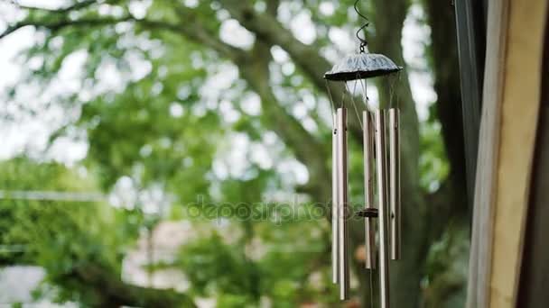 Metalen Wind klokkenspel in de achtertuin — Stockvideo