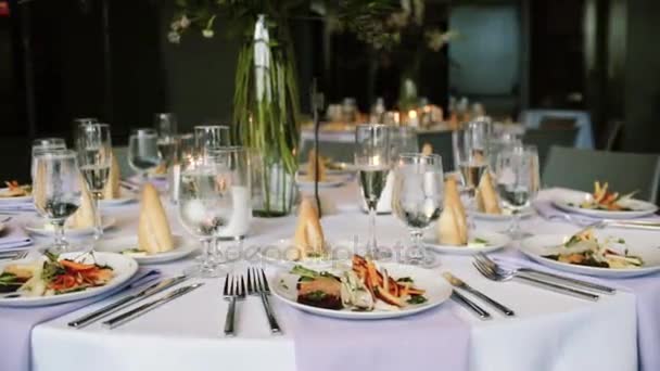 Cadeiras decoradas e mesas redondas no restaurante prontas para receber convidados — Vídeo de Stock