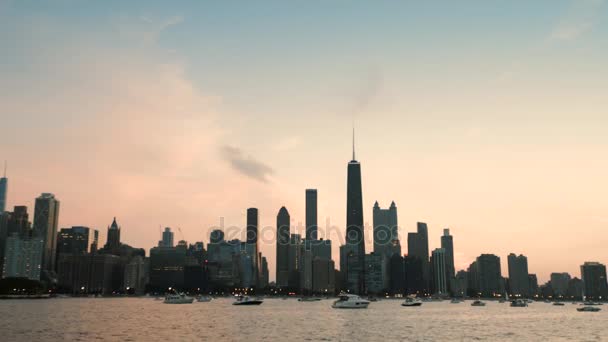 Uitzicht op de stad Chicago downtown wolkenkrabbers tot uiting op het lake Michigan van de lake whit een boot — Stockvideo