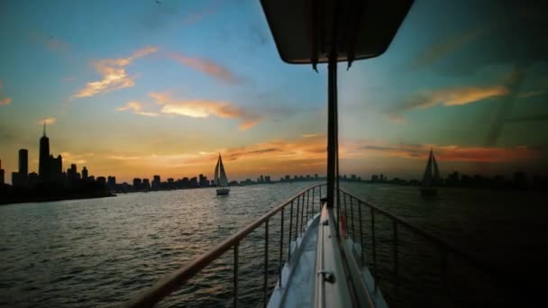 Weerspiegeling van de stad in glas op het schip — Stockvideo