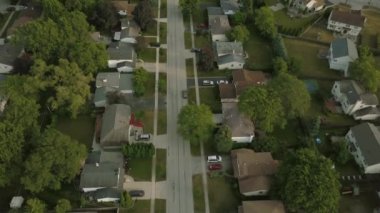 Havadan görünümü hemen dışında bir mahalle. Drone yolu üzerinden hareket