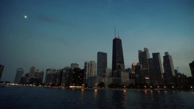Gece yarısı şehir Chicago downtown gökdelenlerin görünümünde Michigan Gölü'nden Gölü katiyen bir tekne yansıyan