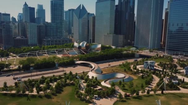 Drone Vídeo aéreo de Chicago, vista del día soleado en el parque Millenium — Vídeos de Stock