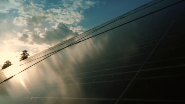 Time Lapse, ricos colores amarillo, naranja y rojo iluminan el panel solar al atardecer. mover la nube. primer plano — Vídeos de Stock