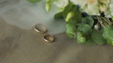 etkileyici Düğün Gelin buketleri ve duman, mistik ringde ve büyüleyici. portre