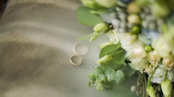 Imponenti mazzi di fiori da sposa e anello in fumo, mistico e affascinante. primo piano. rallentamento — Video Stock