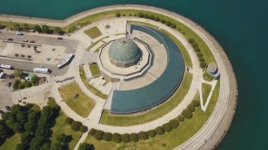 Chicago Adler Planetarium ve görünümü City, sanny gün boyunca hava video. panoramik görünümü. 18.08.2017