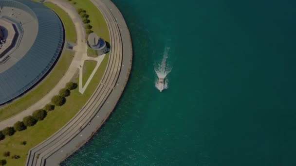 从无人驾驶帆船。蓝水 — 图库视频影像
