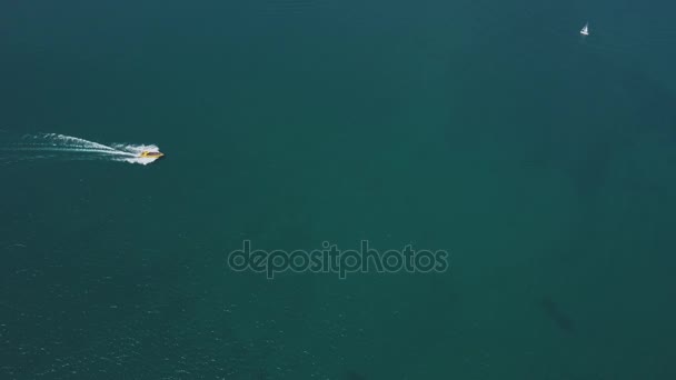 Kapal layar dari drone. Air biru — Stok Video