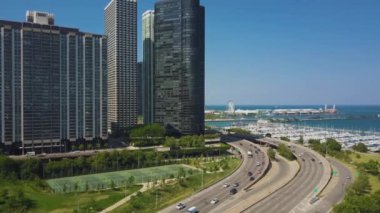 Yavaş yavaş sürüş araba şehir, trafik sıkışıklığı Chicago'da hava yolda. Oraya