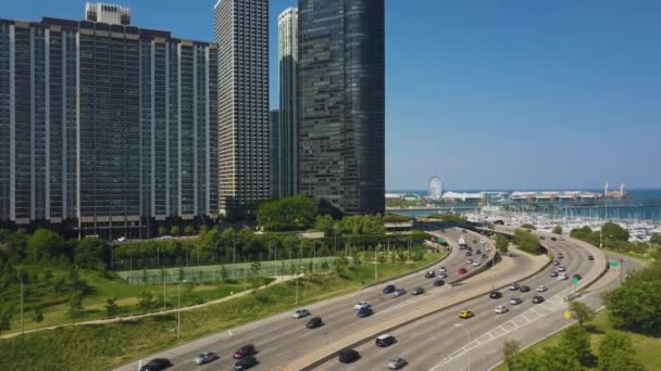 Автомобили медленно едут по городской дороге, пробки в Чикаго — стоковое видео