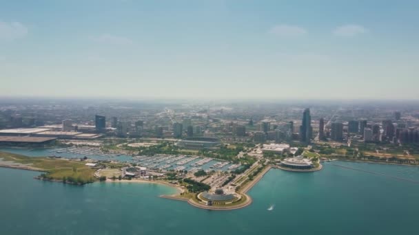 Видео с воздуха в Чикаго, во время сантимного дня. панорамный вид. Планетарий Адлера. 870-й год — стоковое видео